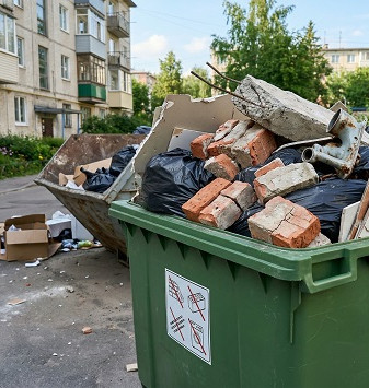 Почему строительный мусор нельзя выбрасывать в обычные контейнеры у дома